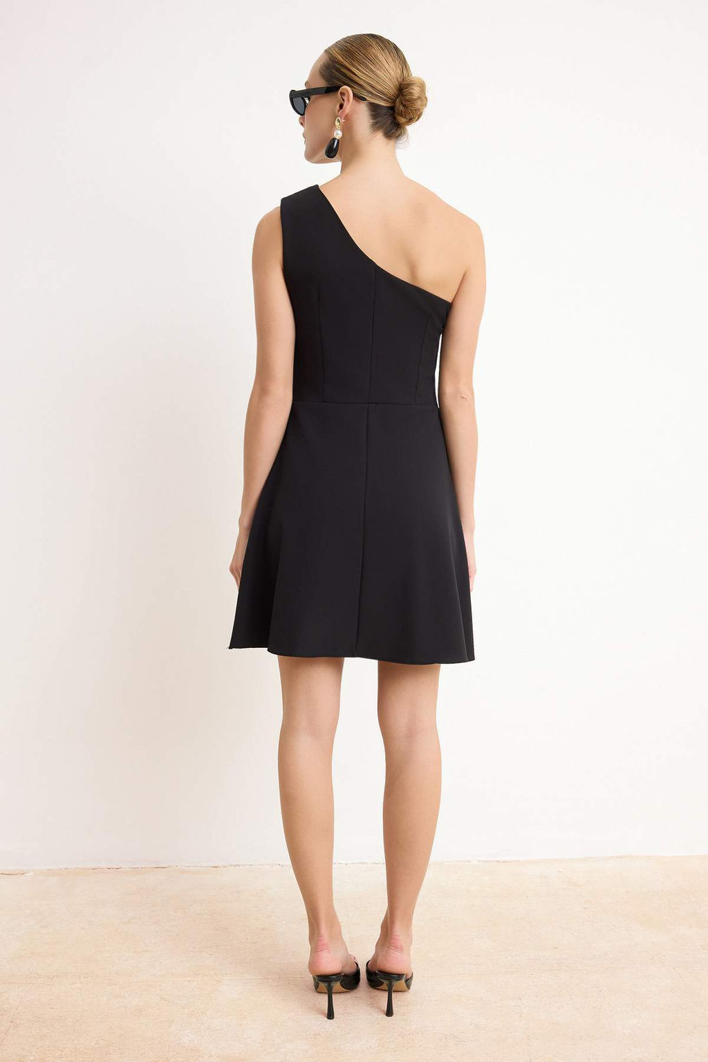 Siyah Tek Kol Etegi Belden Ac?lan K?sa / Mini Esnek Dokuma Elbise TWOSS26EL00290