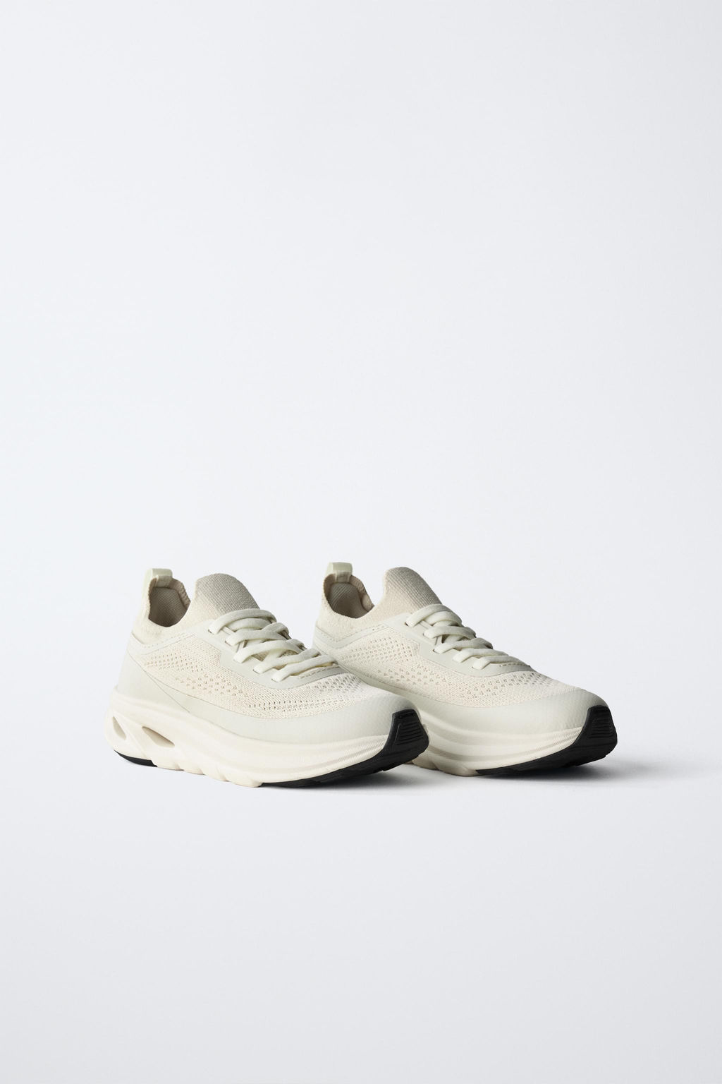 TRAINERS WITH SOLE DETAIL