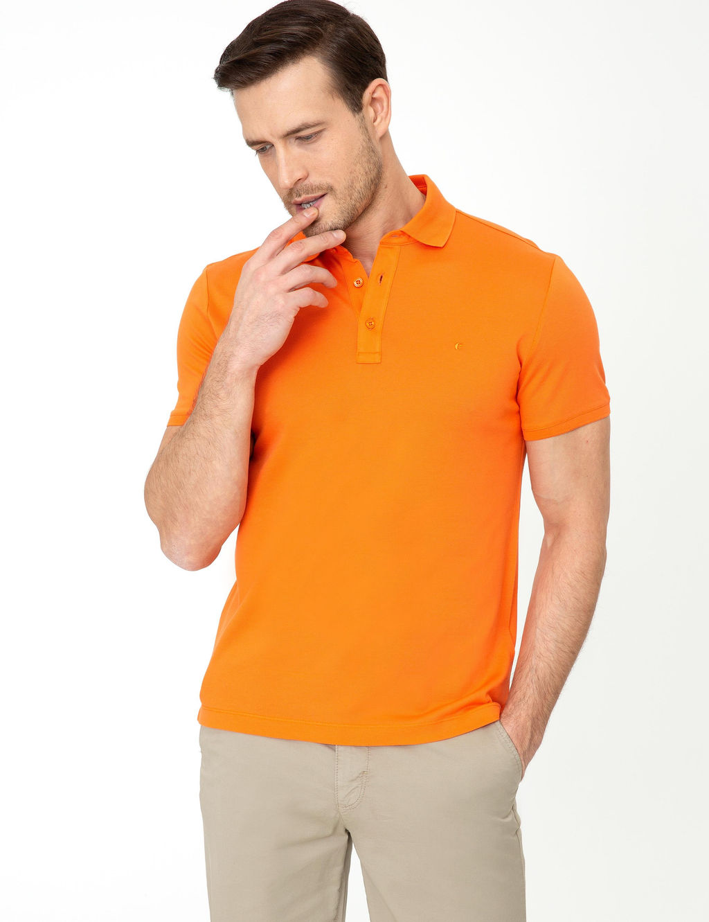 Оранжевая приталенная базовая футболка