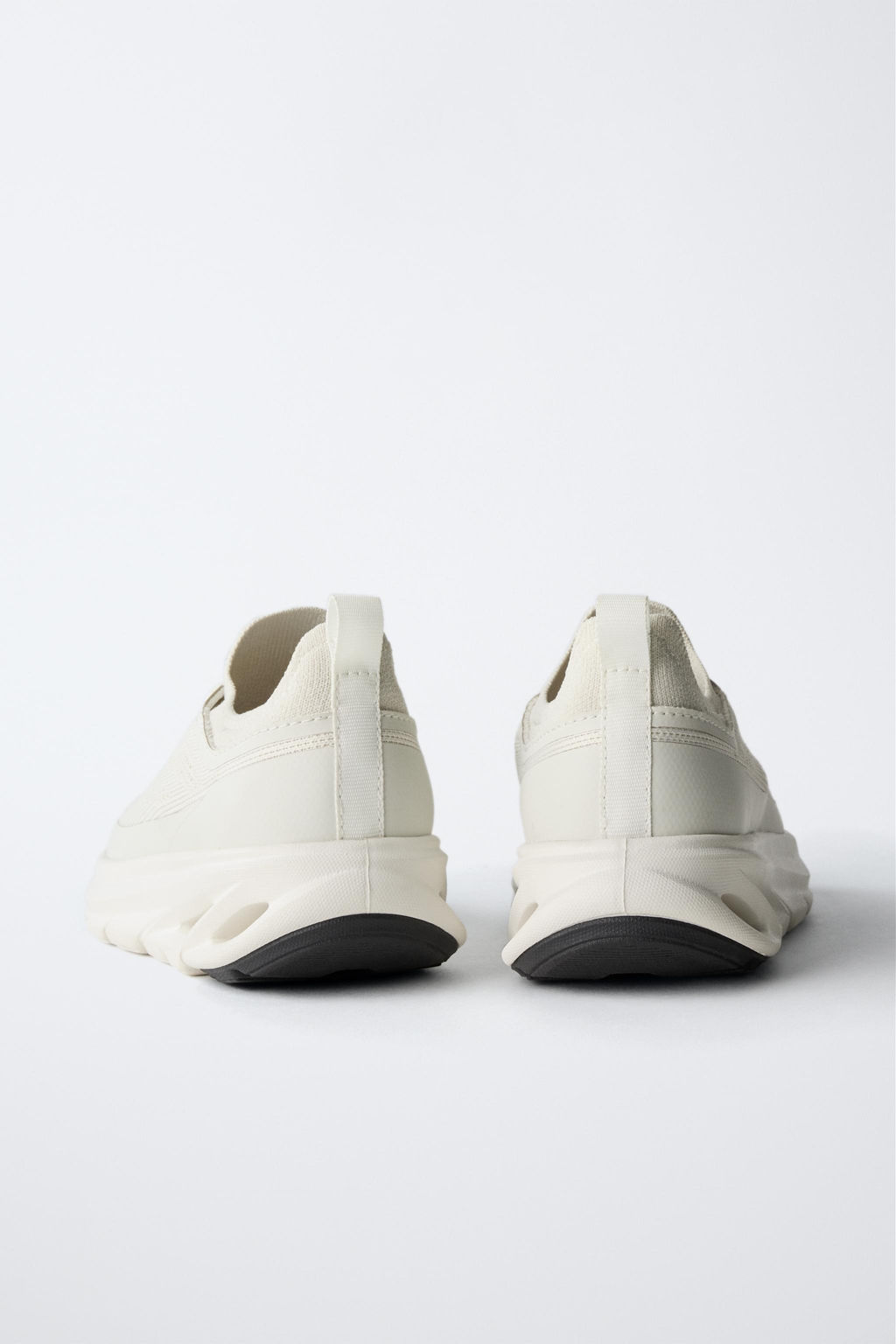 TRAINERS WITH SOLE DETAIL