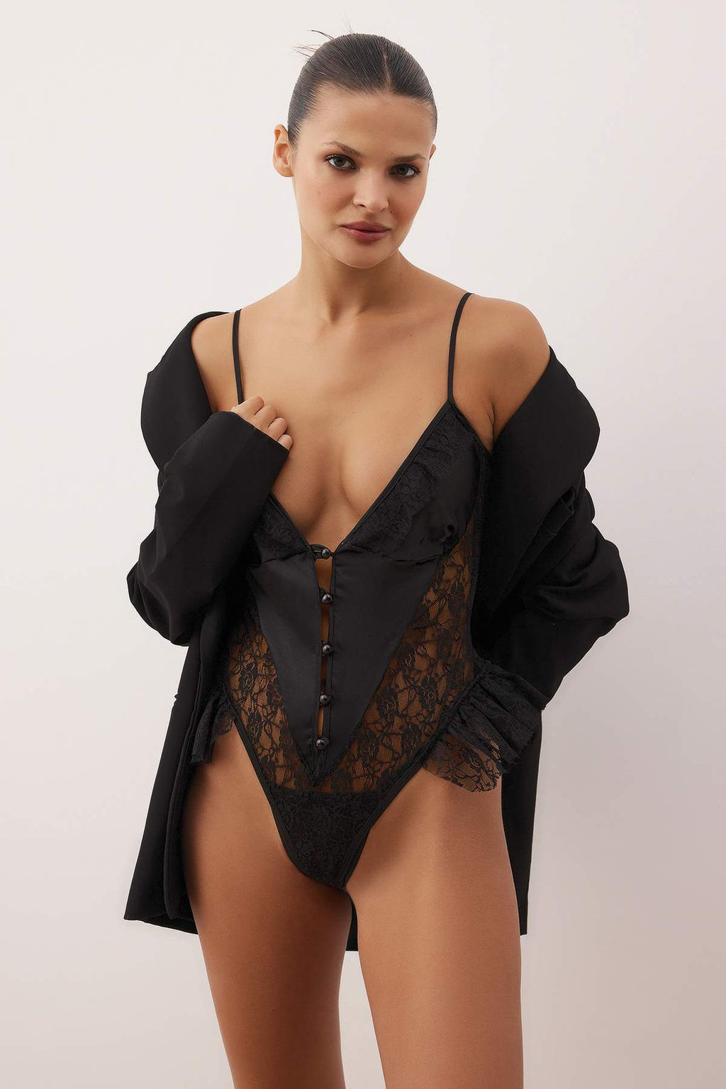 Siyah Dantel ve Saten Birliktelikli F?rf?rl? Kaps?z Fantezi Body THMAW26BD00003