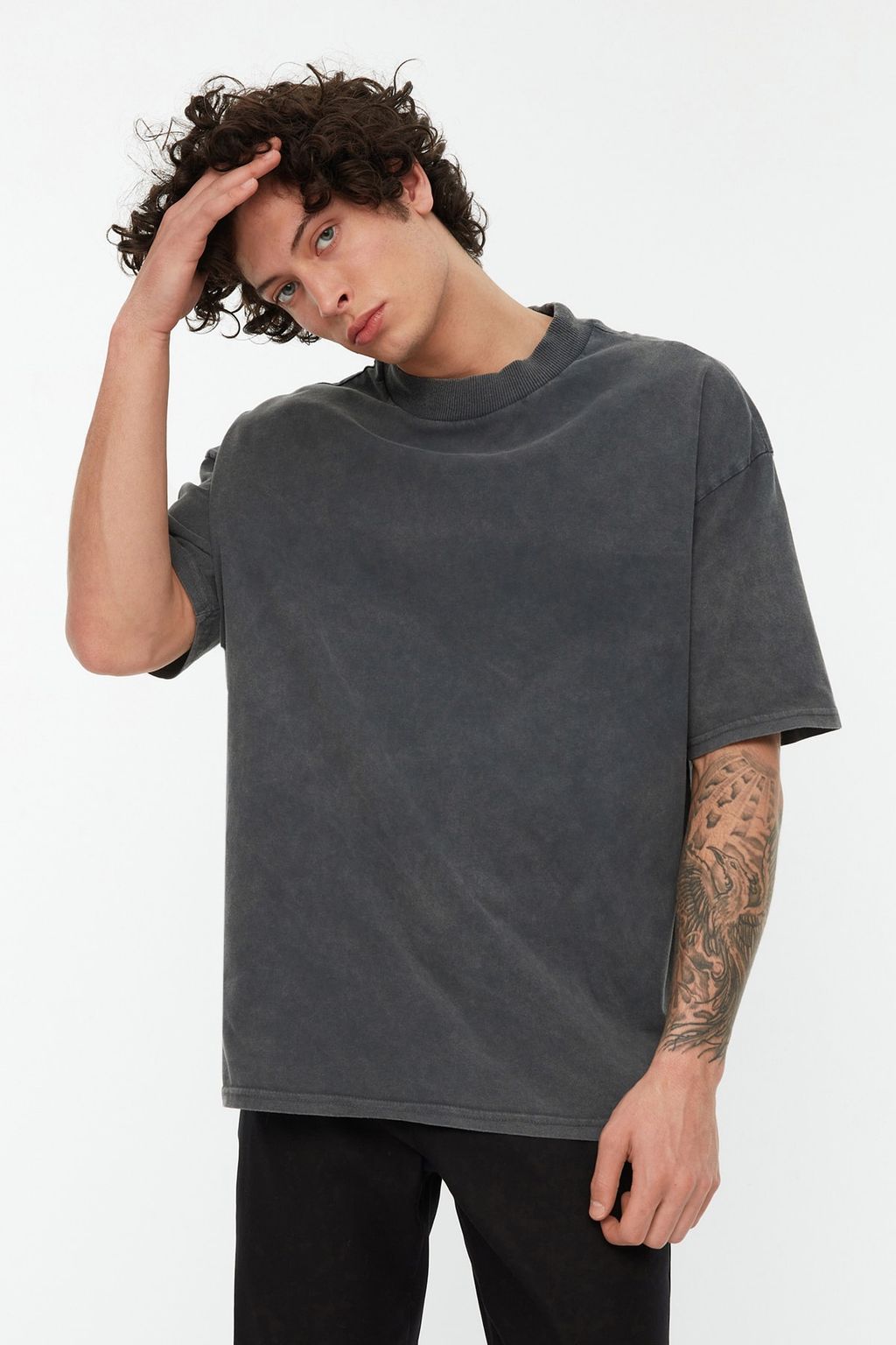 TRENDYOL MAN Antrasit Oversize/Genis Kesim Eskitme/Soluk Efekt %100 Pamuk T-Shirt TMNSS22TS0417