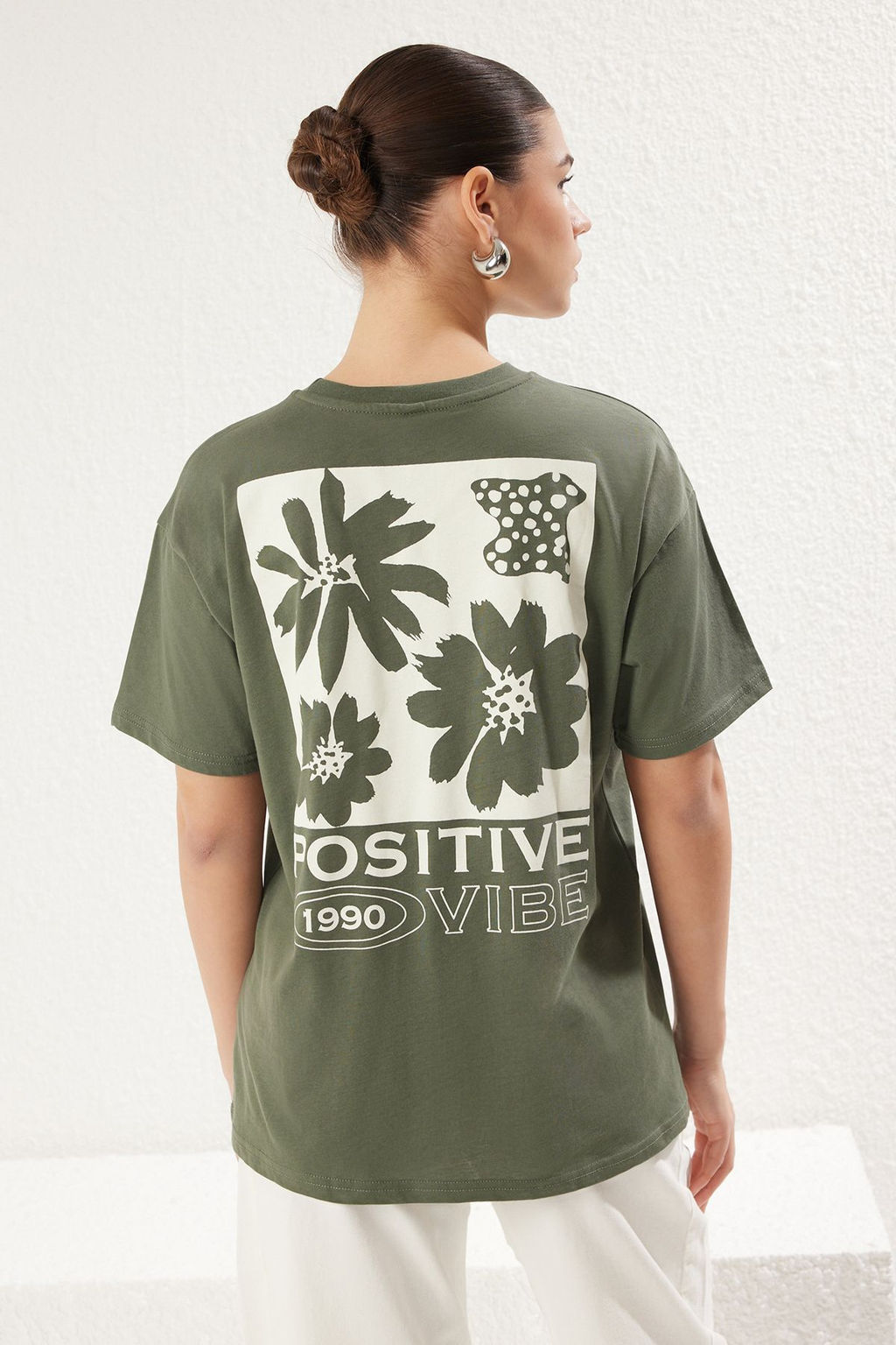 Haki %100 Pamuk S?rt Bask?l? Oversize/Genis Kal?p Bisiklet Yaka Orme T-Shirt TWOSS23TS00321