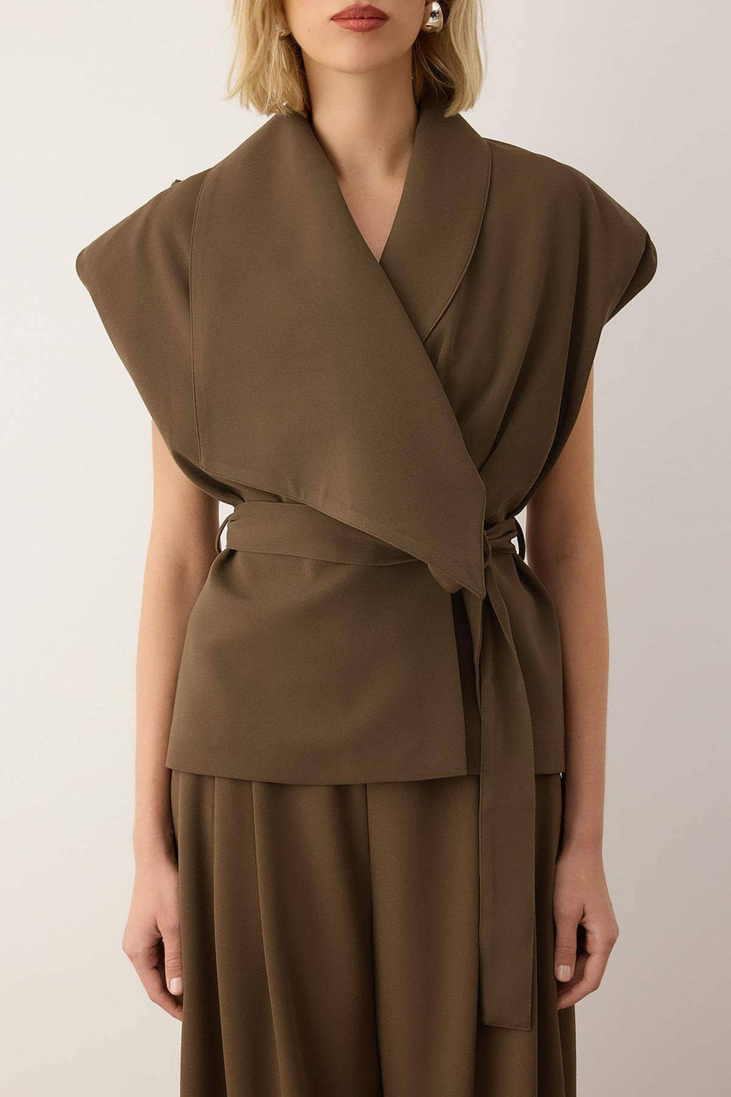 EXCLUSIVE Ac?k Haki Fitted Dokumlu Kumas Belden Oturmal? Vatkal? Astarl? Yelek TWOAW26YE00062 - Trendyolmilla фото 4