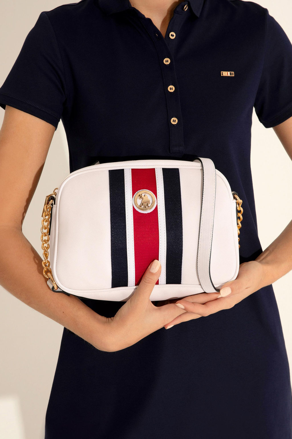 Женская белая сумка через плечо Неожиданная скидка в корзине