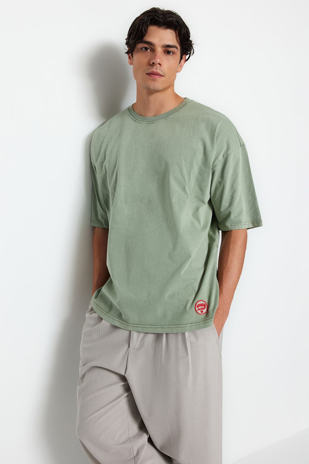 TRENDYOL MAN Premium Antrasit Oversize/Genis Kesim Soluk Efektli %100 Pamuklu T-Shirt TMNSS23TS00153