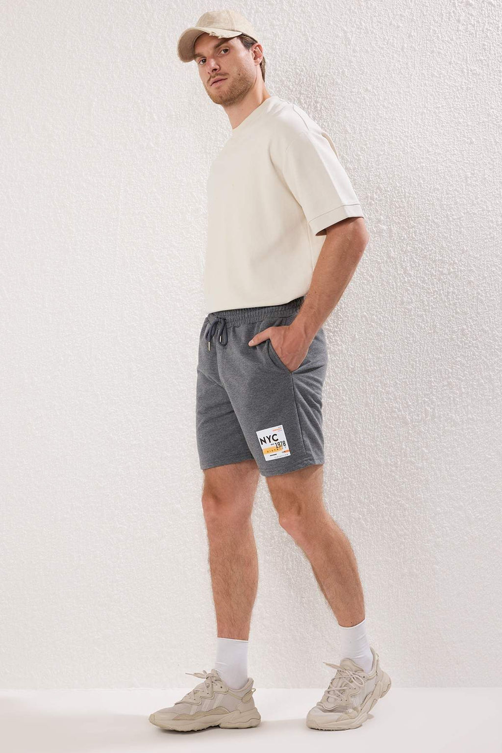 TRENDYOL MAN Siyah Regular/Normal Kesim Orta Boy Sehir Bask?l? Sort TMNSS22SR0406 - Trendyolmilla фото 2