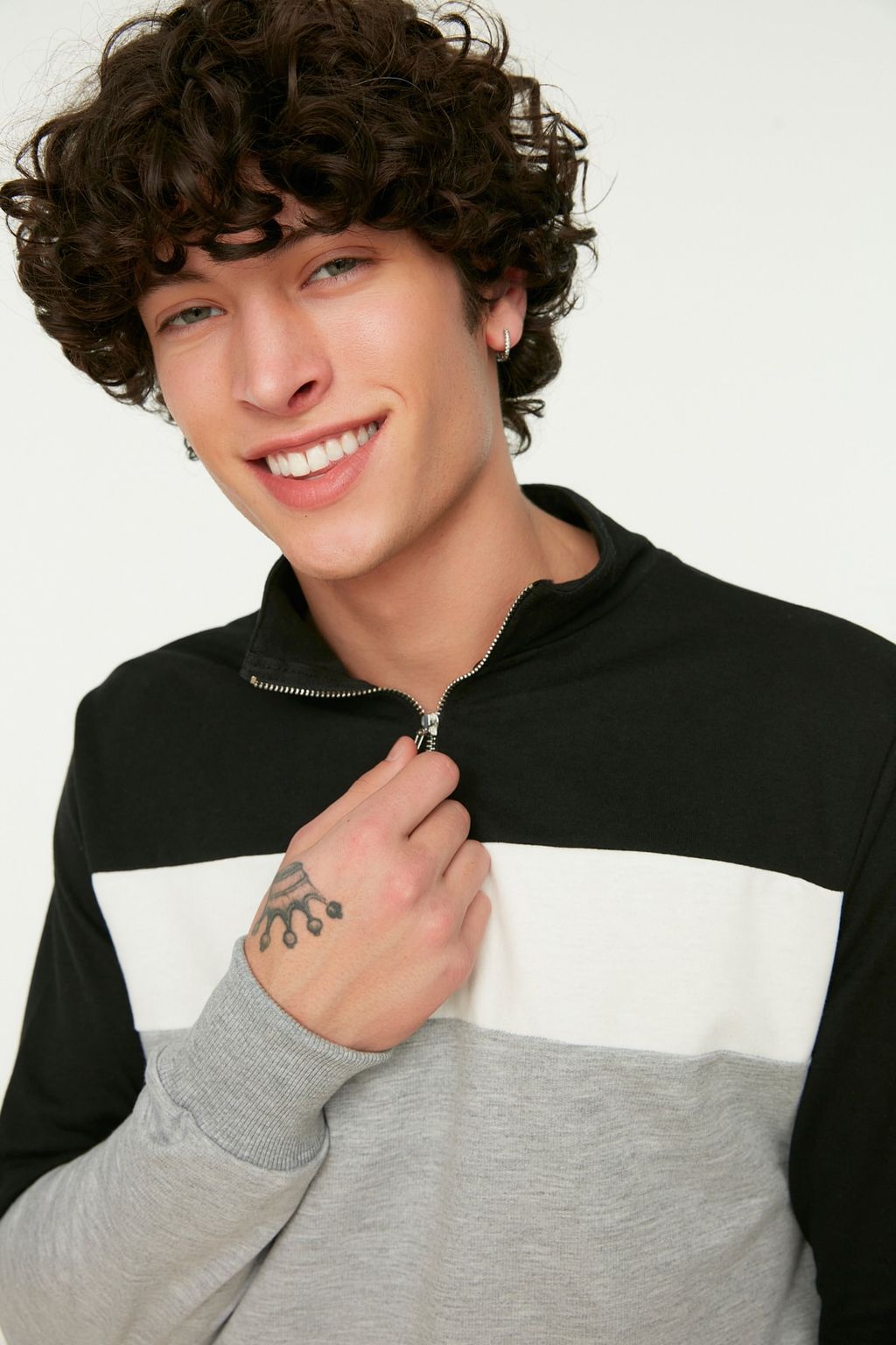 Siyah Slim/Dar Kesim Renk Panelli Uzun Kollu Hakim Yaka Fermuarl? Sardonsuz Sweatshirt TMNAW20SW0129 - Trendyolmilla фото 2