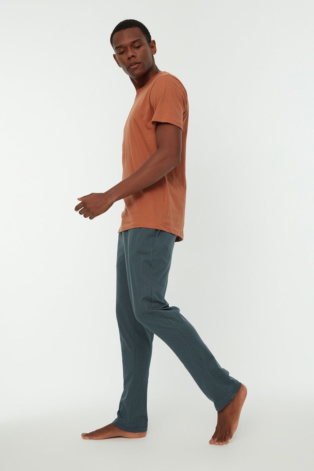 TRENDYOL MAN Turuncu Renk Bloklu %100 Pamuk Regular Fit Pijama Tak?m? THMSS21PT0319