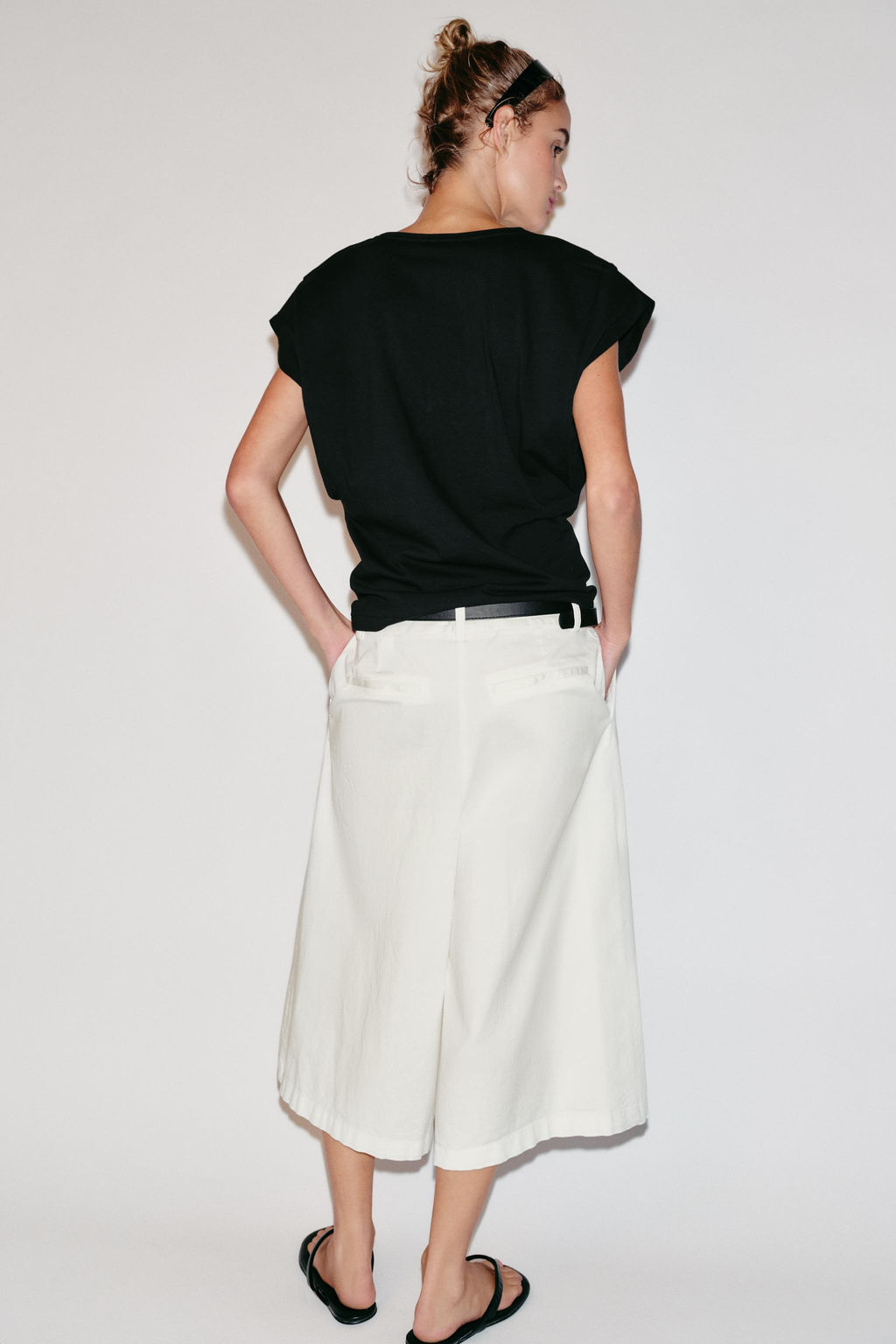 CAMISETA ESCOTE PICO ALGOD?N / Negro - Zara фото 4