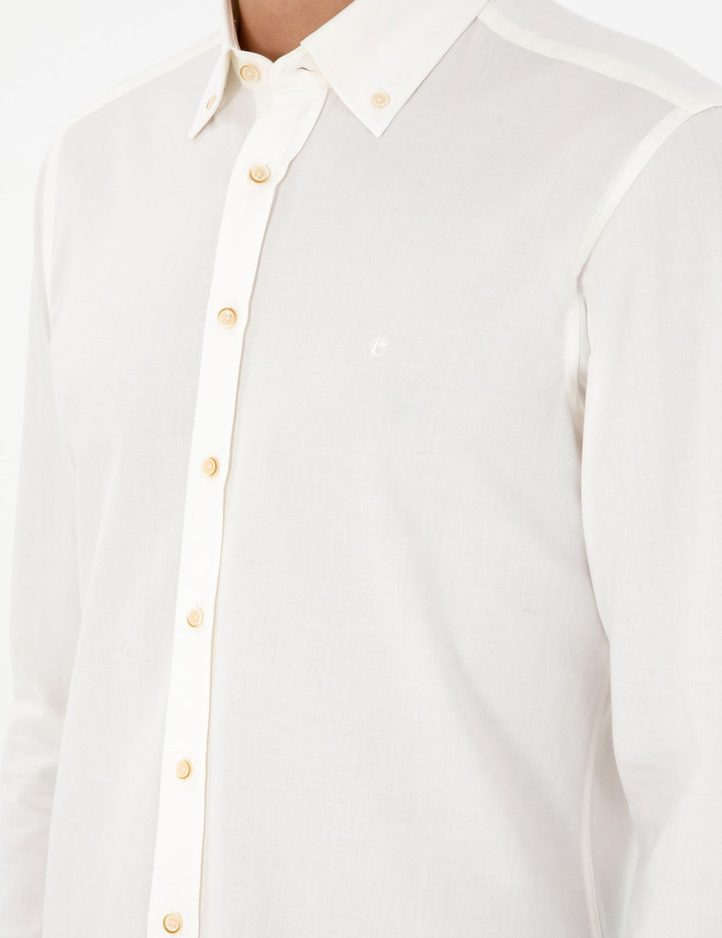 Белая приталенная рубашка с длинным рукавом