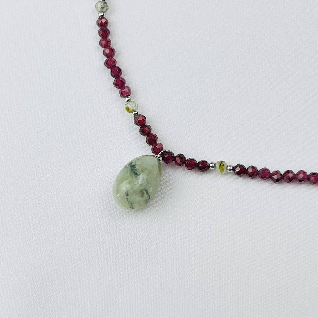 Чокер из Граната и Пренита с кулоном 38 см +