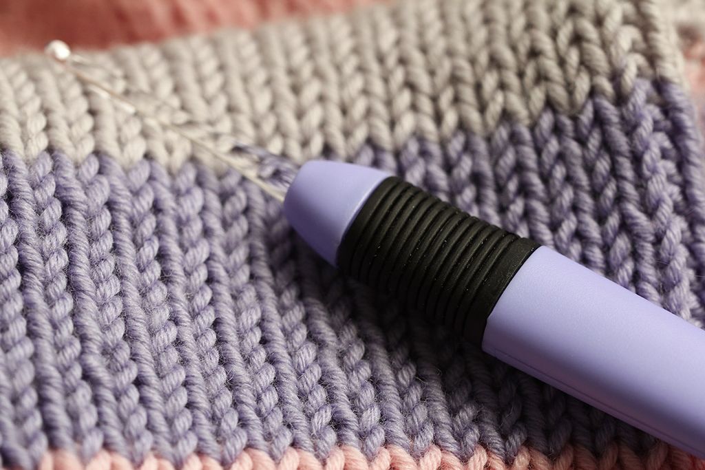 Для вязания Gamma CH-LD крючок с подсветкой пластик d 6.0 мм 15.6 см в картонной упаковке с европодвесом оранжевый