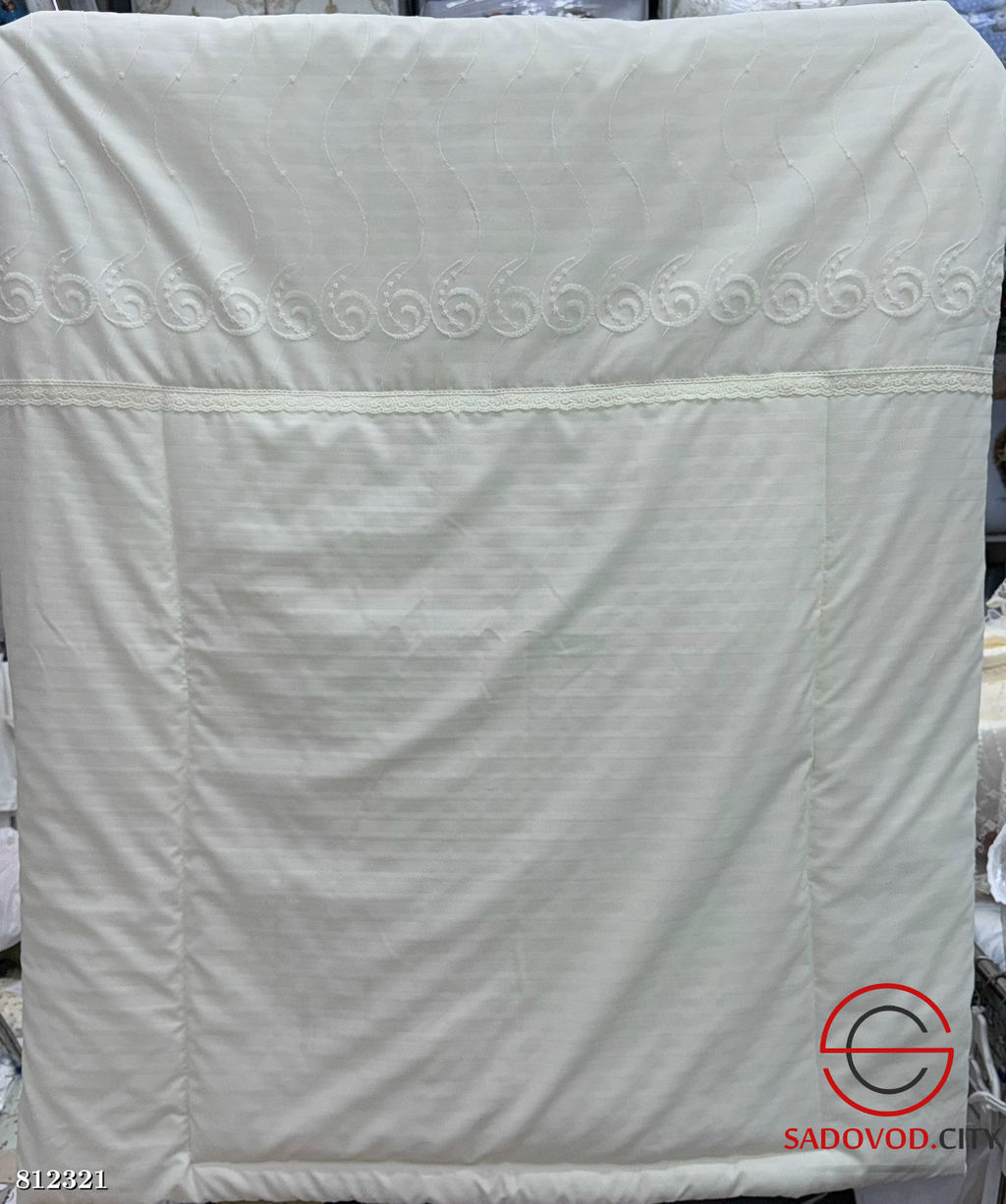 Набор в кроватку включает бортики, балдахин, простыню без резинки, наволочку, подушку и одеяло-пододеяльник.