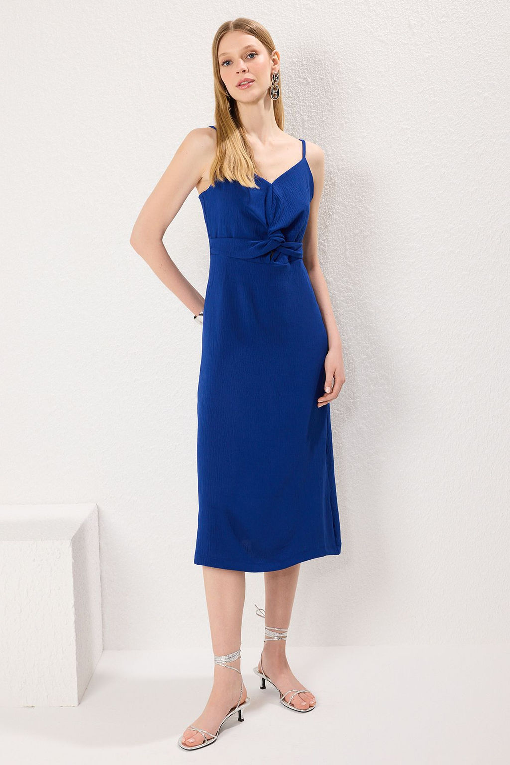 TRENDYOLMILLA Siyah A Kesim Ask?l? Gogus Detayl? Midi Dokuma Elbise TWOSS23EL02057  фото 9