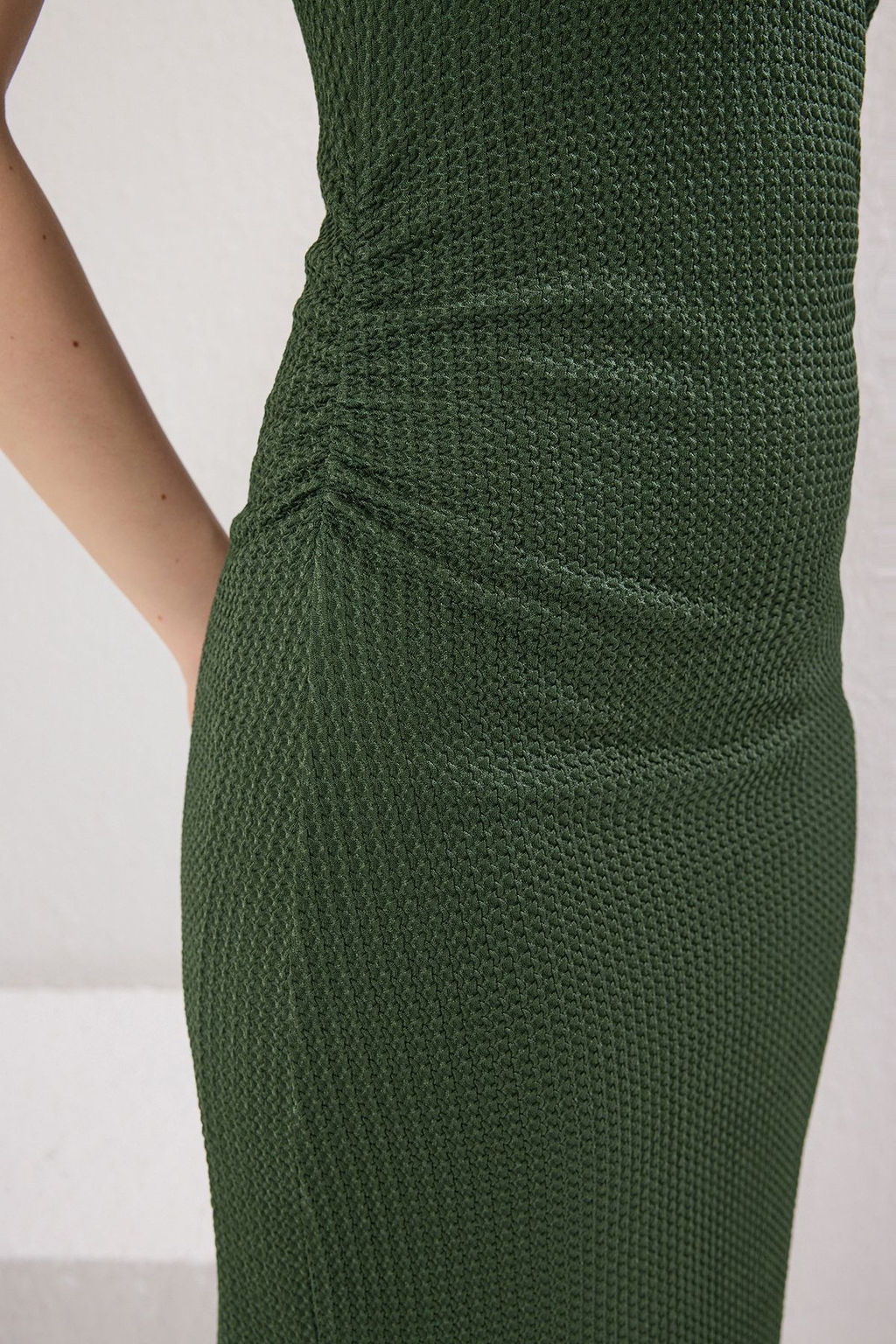 Trendyolmilla Haki Dokulu Kumas Astarl? Bisiklet Yaka S?f?r Kol Midi Orme Elbise TWOSS25EL00094  фото 4