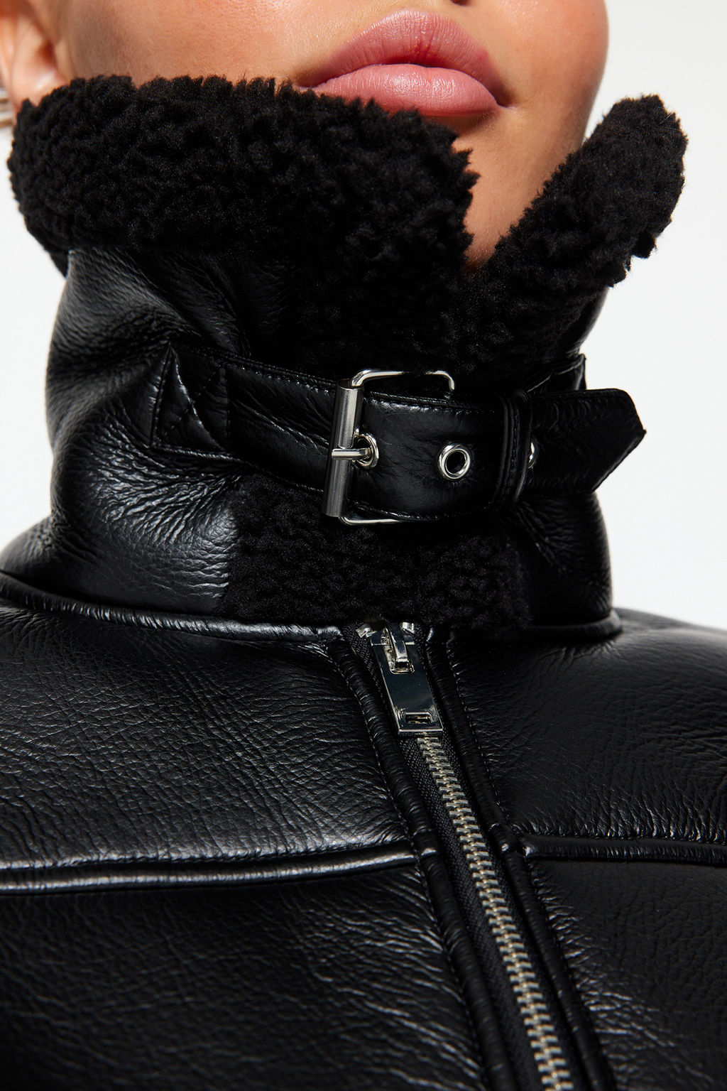 Siyah Regular Kal?p Pelus Detayl? Suni Deri Biker Ceket Mont TWOAW24MO00279