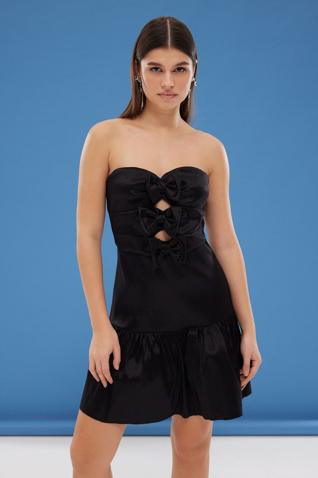 TRENDYOLMILLA Siyah A-Kesim Straplez Fiyonk Detayl? Dokuma K?sa S?k Elbise TPRSS25EL00072