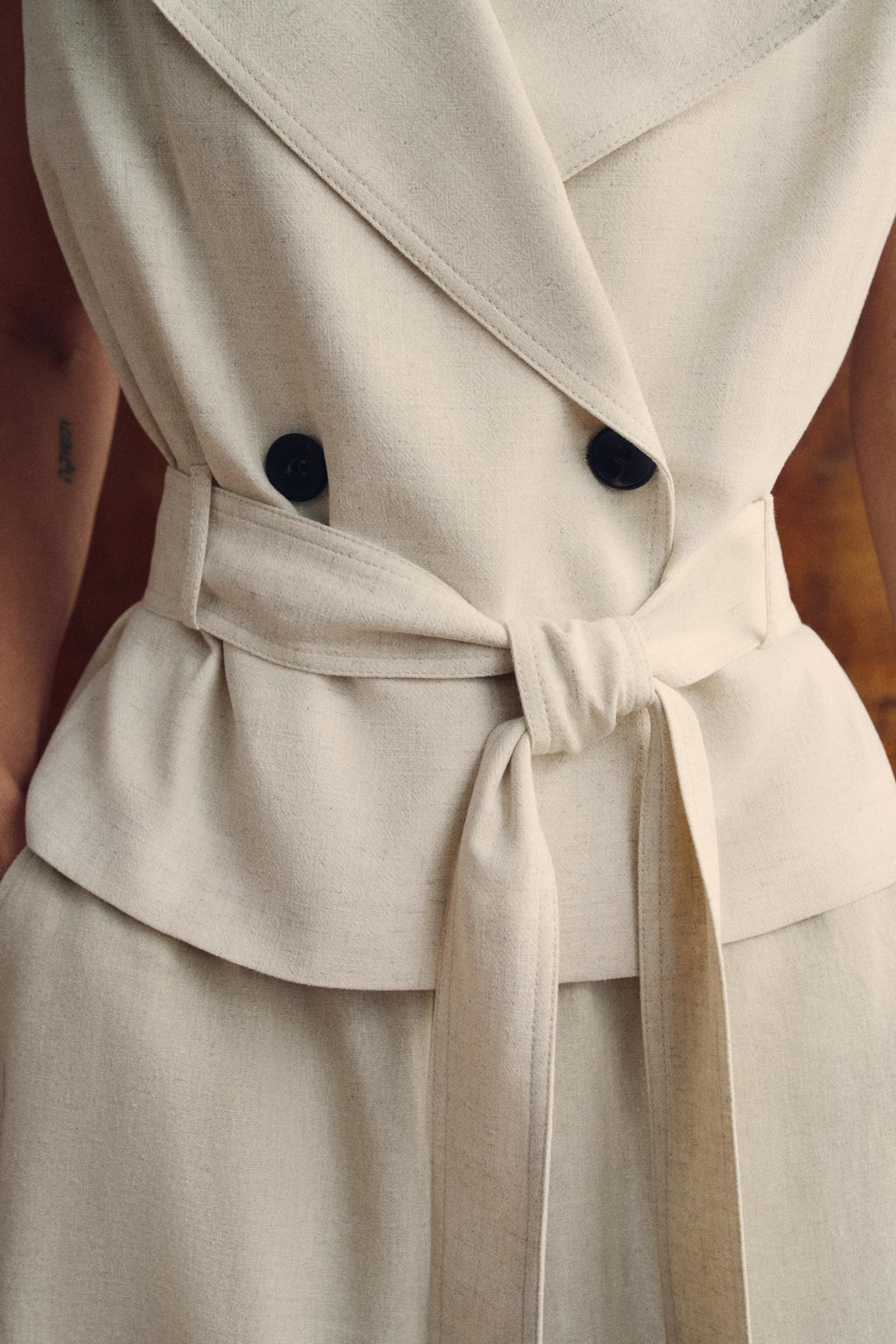 CHALECO CRUZADO CINTUR?N CON LINO / Beige claro - Zara фото 4