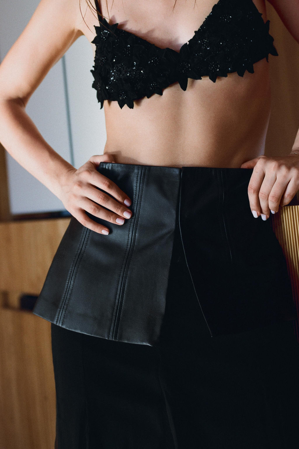 BRALETTE FLORES RELIEVE ABALORIOS / Negro - Zara фото 4