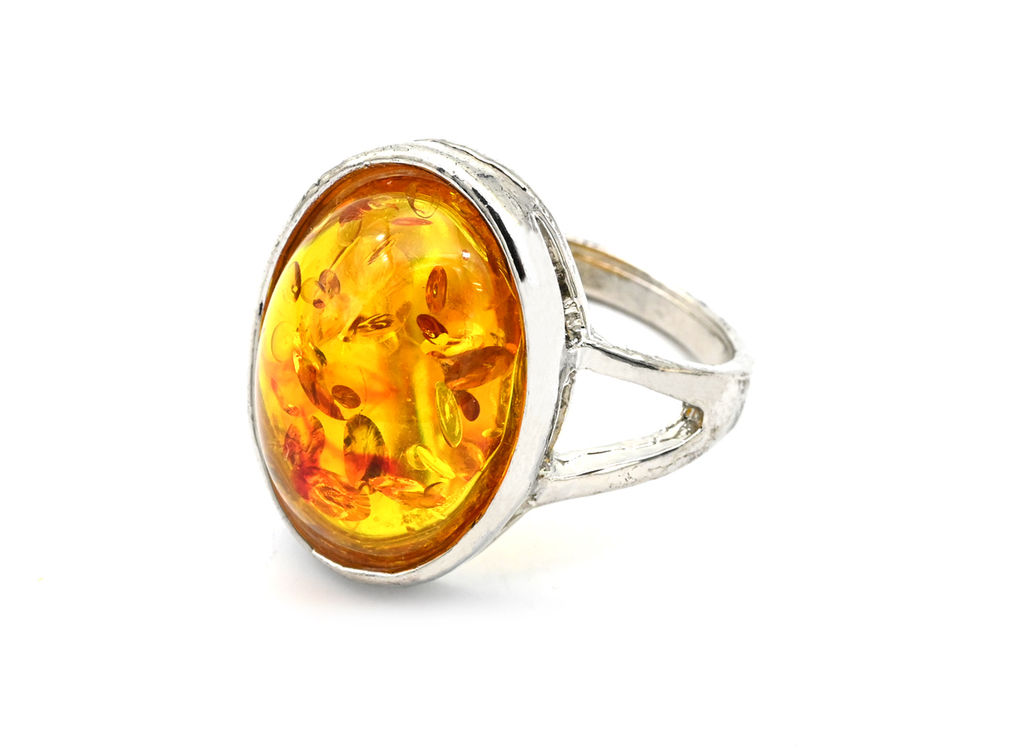 Кольцо с янтарем искусственным овал 18*23мм цв.медовый, размер 19