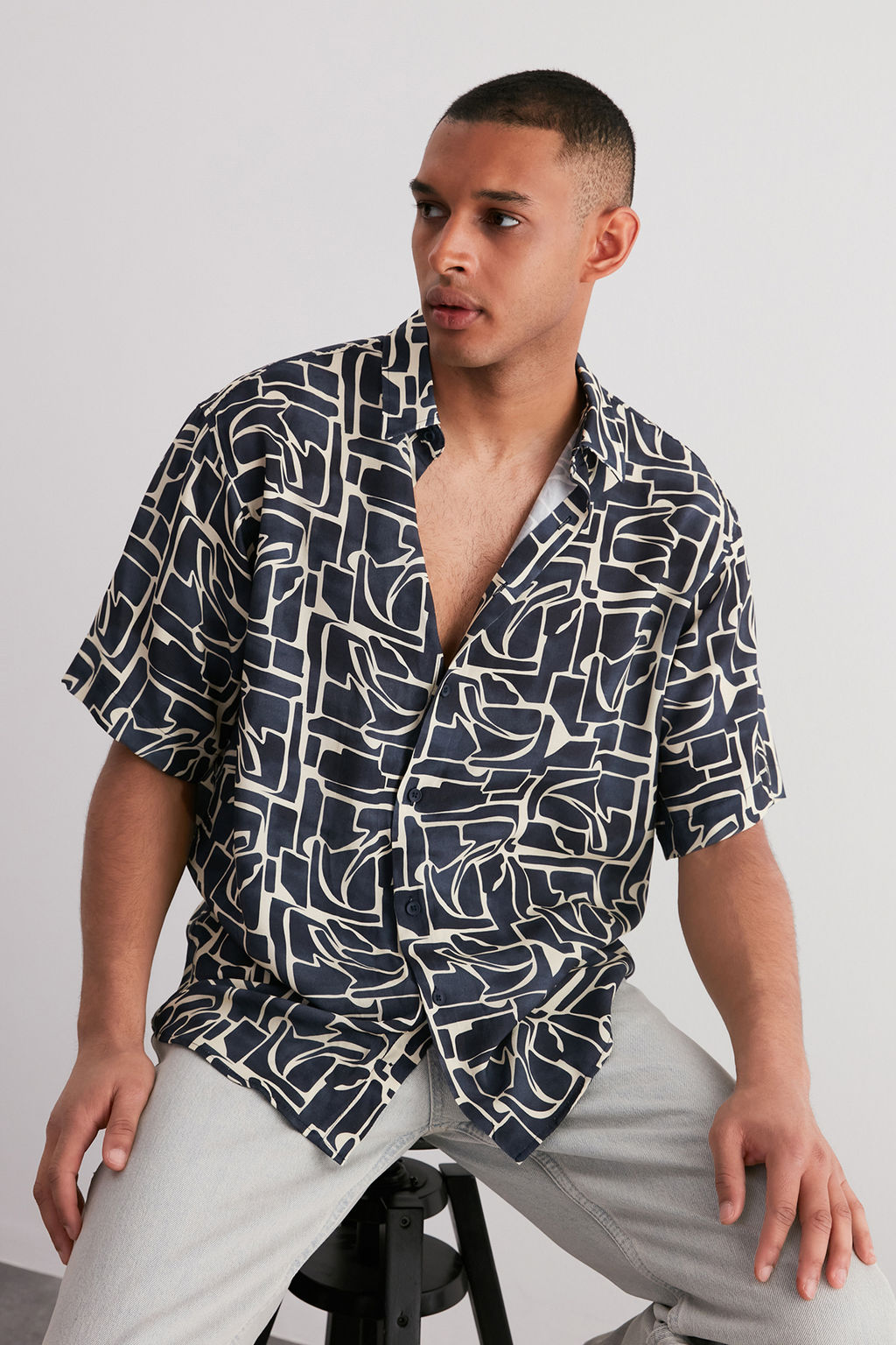 TRENDYOL MAN Lacivert More Sustainable Oversize Fit %100 Viskon Desenli K?sa Kollu Salas Gomlek TMNSS24GO00051 - Trendyolmilla фото 2