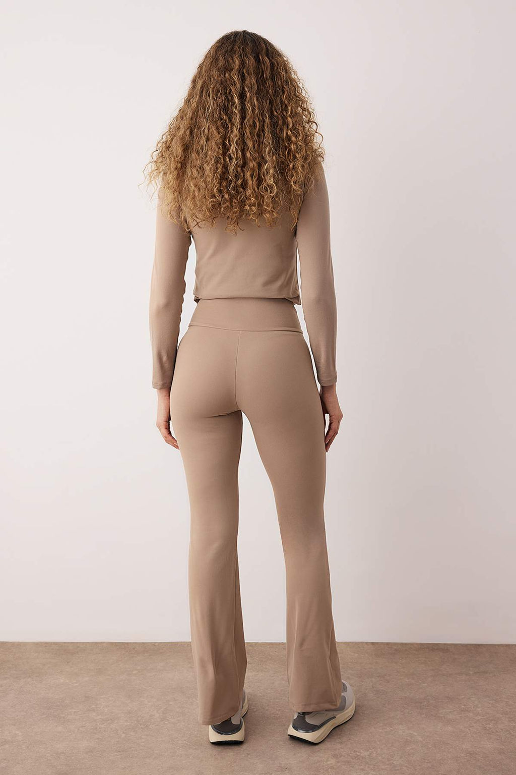 Siyah Soft F?rcal? Kumas Kruvaze Bel ve Cep Detayl? Ispanyol Paca Yoga Orme Spor Tayt THMAW26TY00000 - Trendyolmilla фото 8