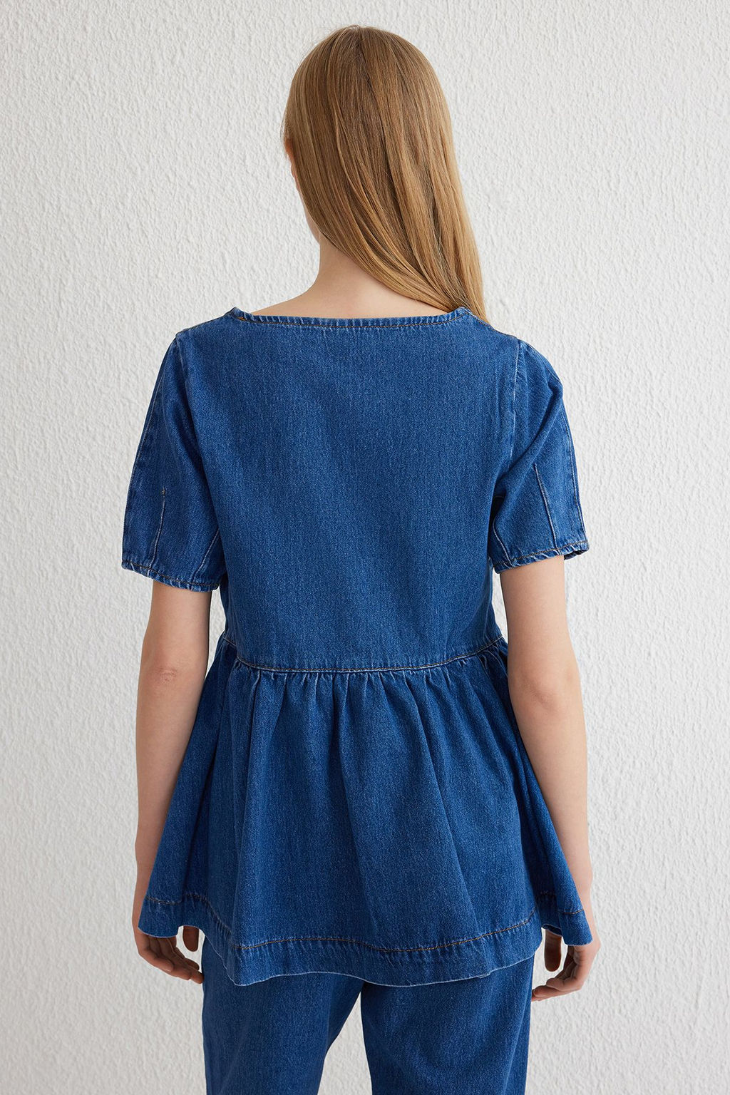 Trendyolmilla Mavi Dikis Detayl? Volanl? Denim Bluz TWOSS25BZ00001
