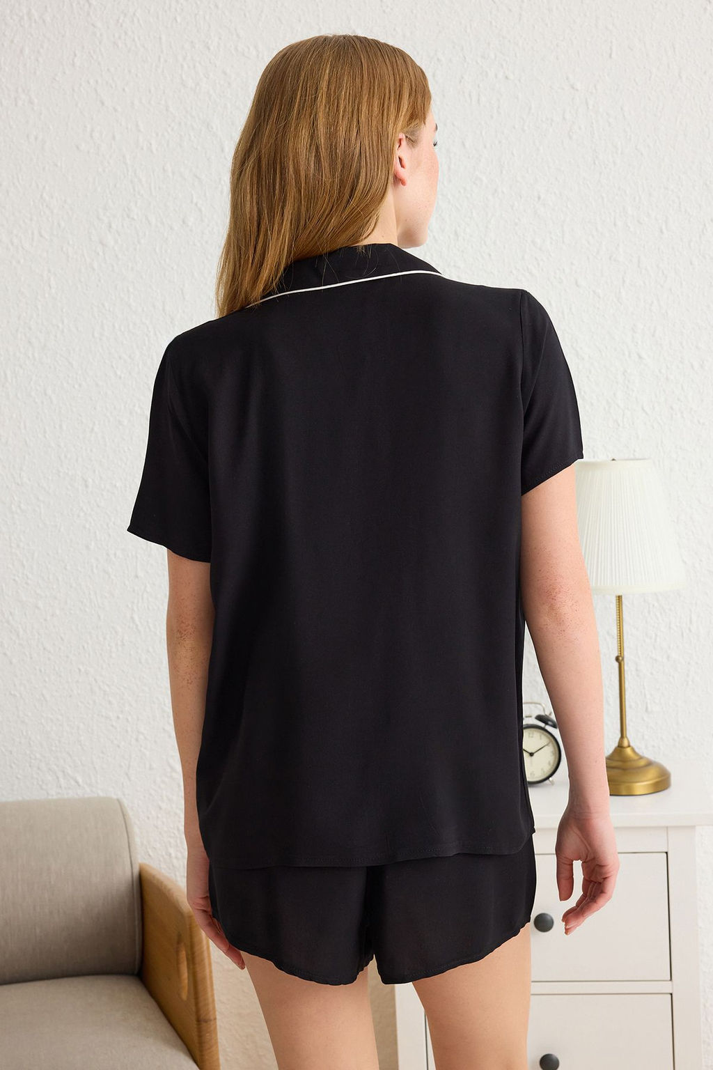 Trendyolmilla Beyaz Kurdele/Fiyonk ve Biye Detayl? Viskon Sortlu Dokuma Pijama Tak?m? THMSS24PT00290 фото 5