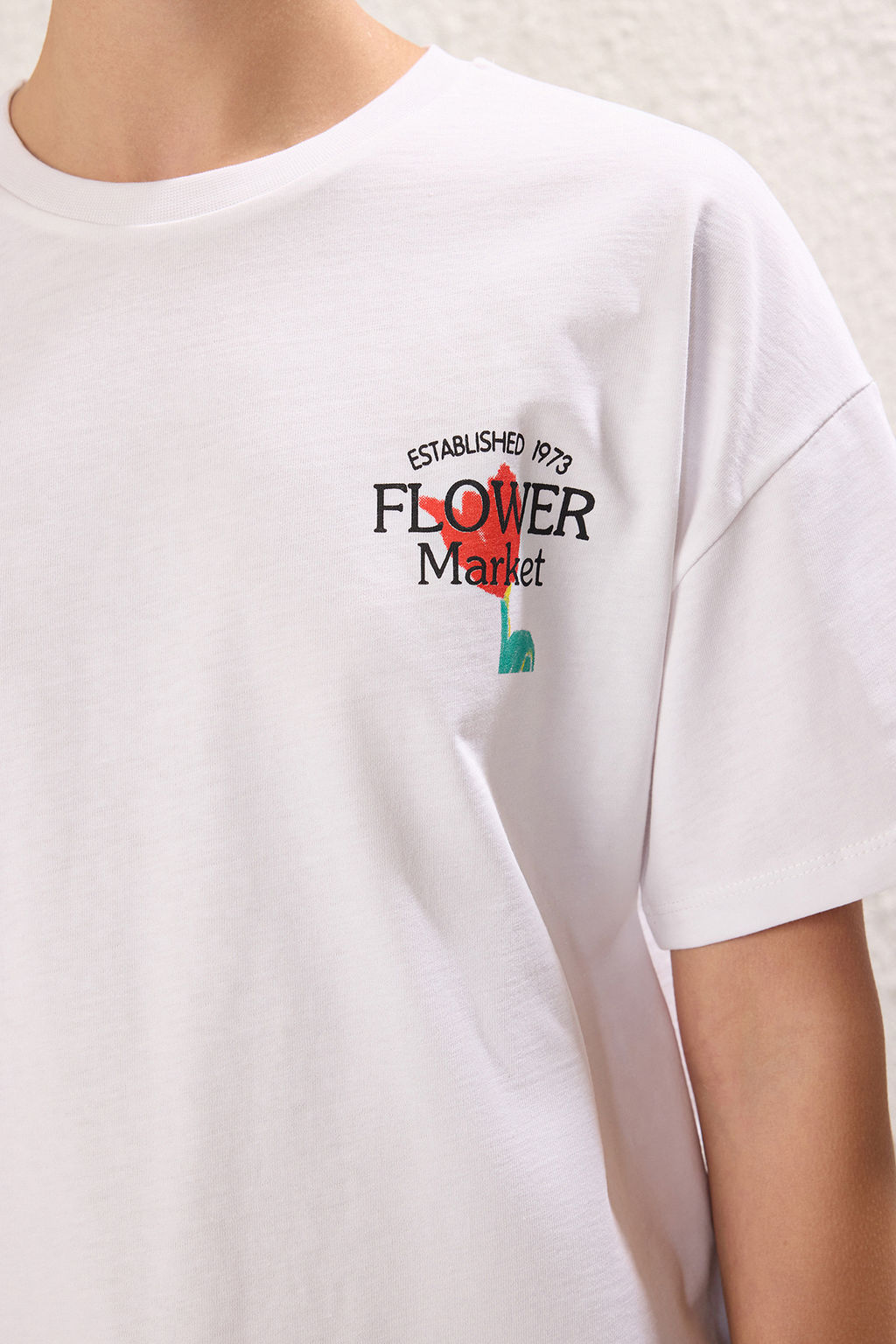 Beyaz Kal?n Pamuklu Oversize/Genis Kal?p S?rt Bask?l? Orme T-Shirt TWOSS25TS00055