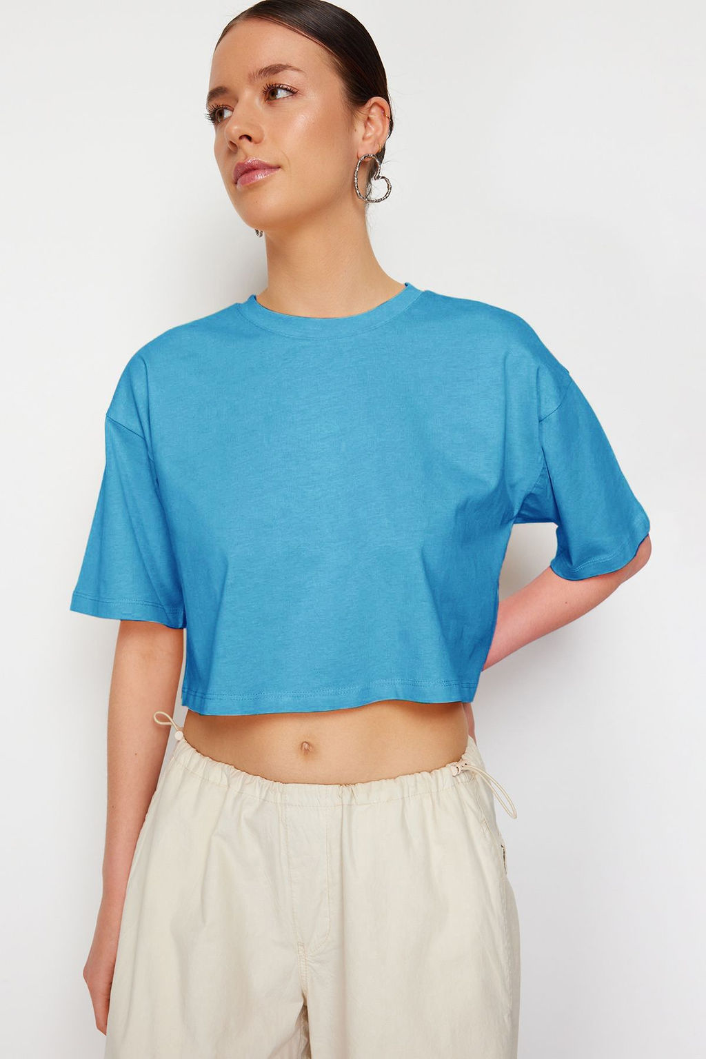 TRENDYOLMILLA Beyaz %100 Pamuk Premium Crop Bisiklet Yaka Orme T-Shirt TWOSS23TS00038  фото 25