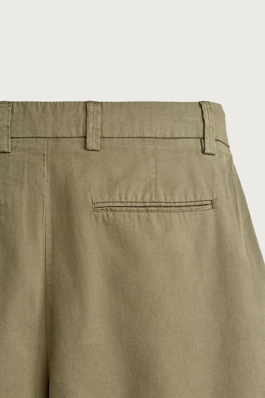 BERMUDA PLIEGUES REGULAR FIT / Beige