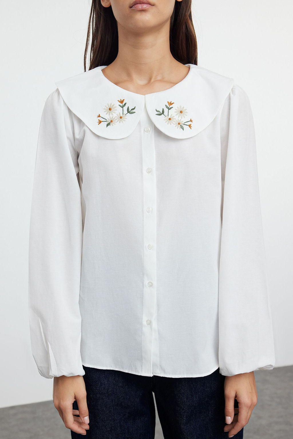 TRENDYOLMILLA Ekru Yakas? Nak?s Detayl? Pamuk Regular Normal Kal?p Dokuma Gomlek TWOSS23GO00009 фото 19