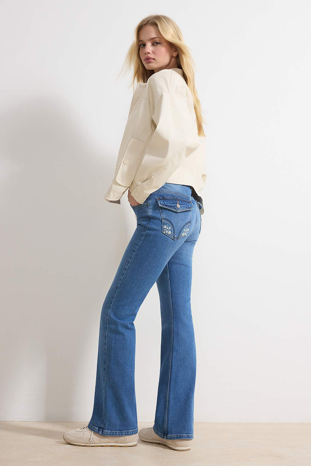 Mavi Dusuk Bel Cepleri Nak?s Detayl? Orta Esnek Flare Ispanyol Paca Jeans TWOSS26JE00056 - Trendyolmilla фото 2