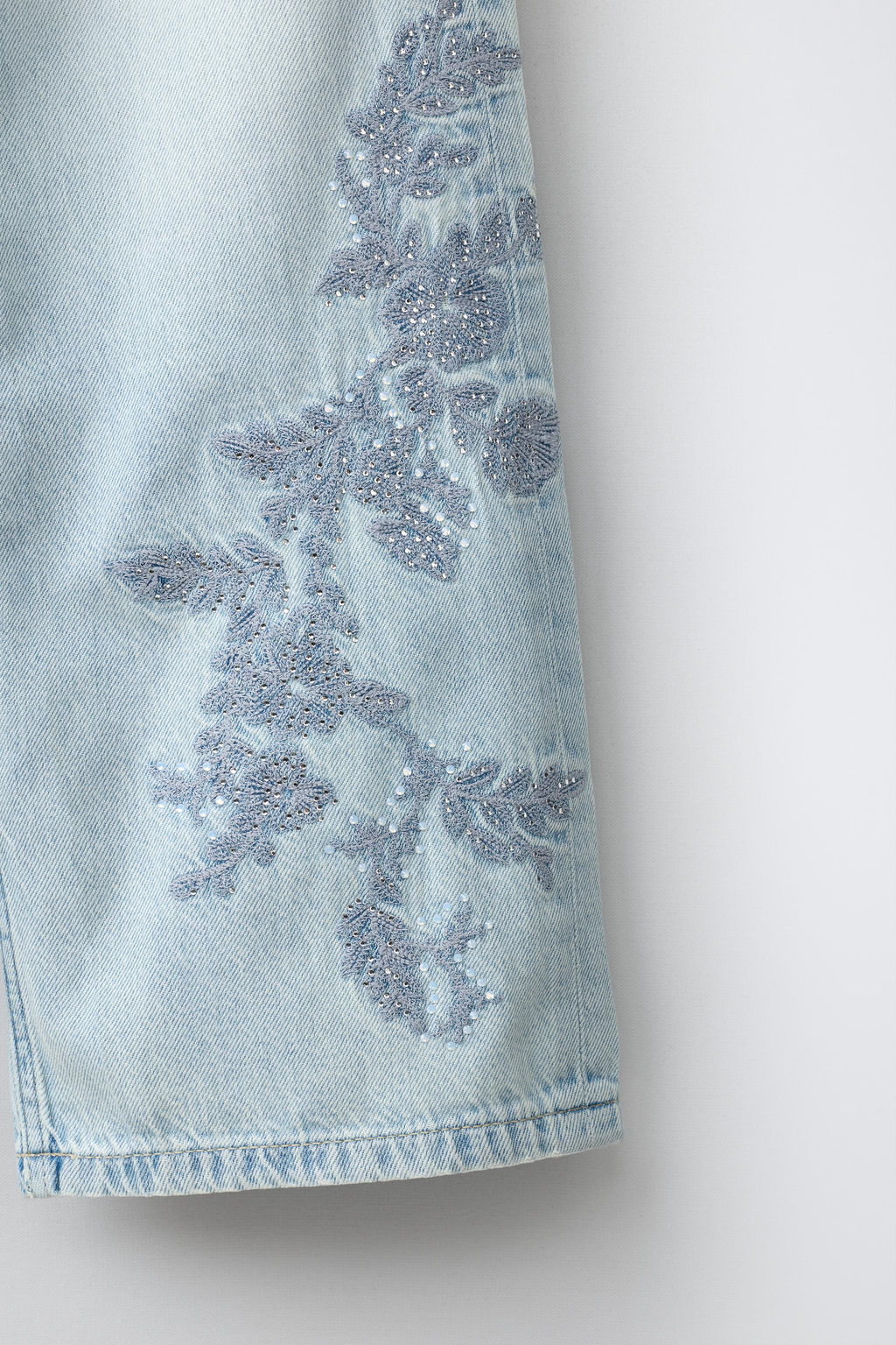 JEANS WIDE LEG FLORES BORDADAS STRASS / Azul