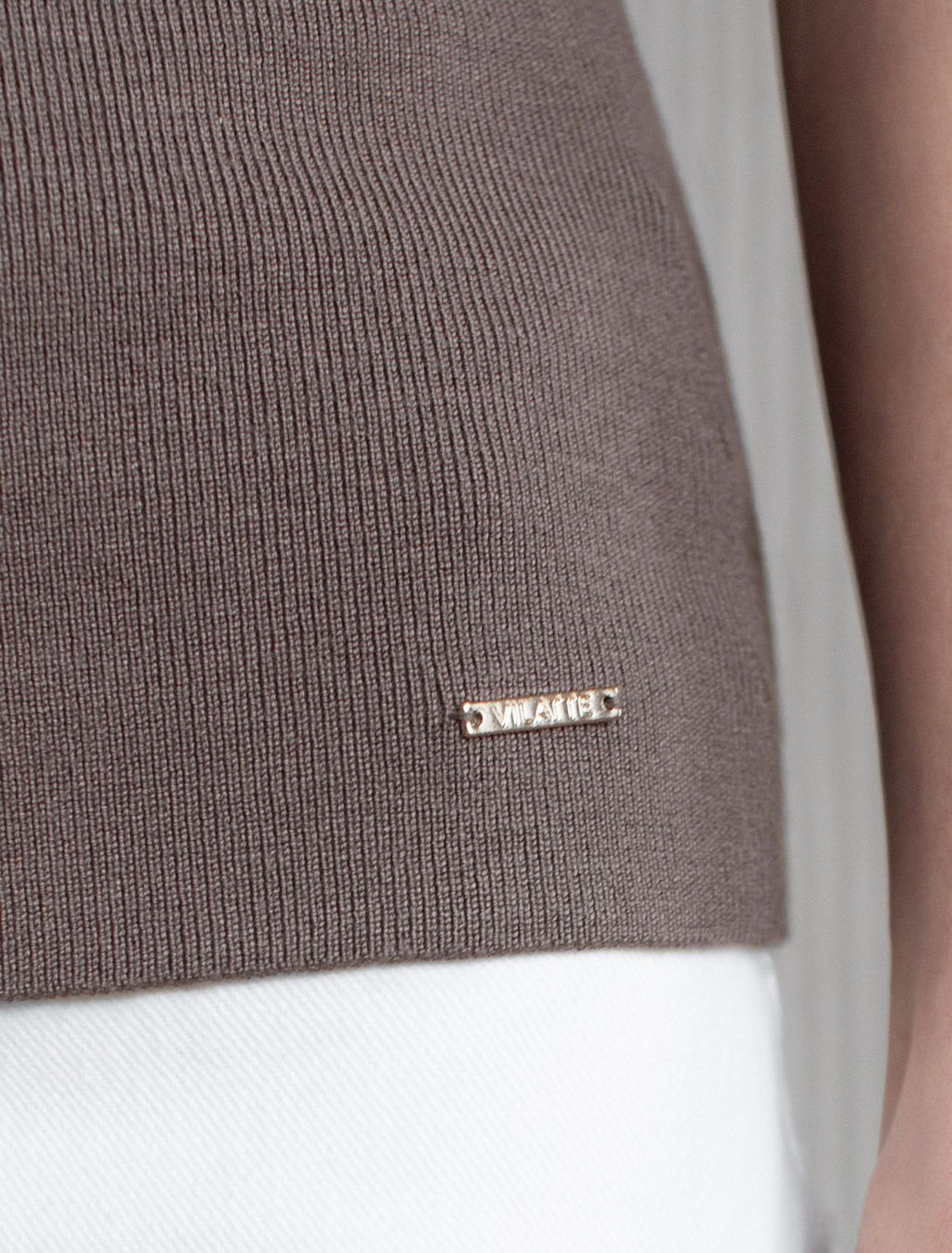 Джемпер с воротником-поло с коротким рукавом тонкой вязки из вискозы