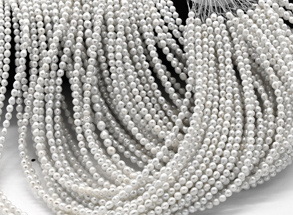 Бусины из жемчуга шарик 4мм белый, 40см, 98 бусин Радуга камня