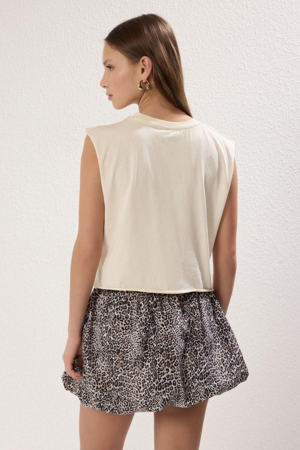 Tas %100 Pamuk Bask?l? Kolsuz Relaxed/Rahat Kal?p Crop Bisiklet Yaka Orme T-Shirt TWOSS23TS00122