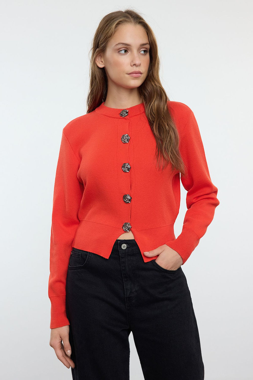 TRENDYOLMILLA Siyah Premium Iplik/Ozel Iplik Crop Gul Dugme Detayl? Ceket Gorunumlu Triko H?rka TWOAW25HI00110