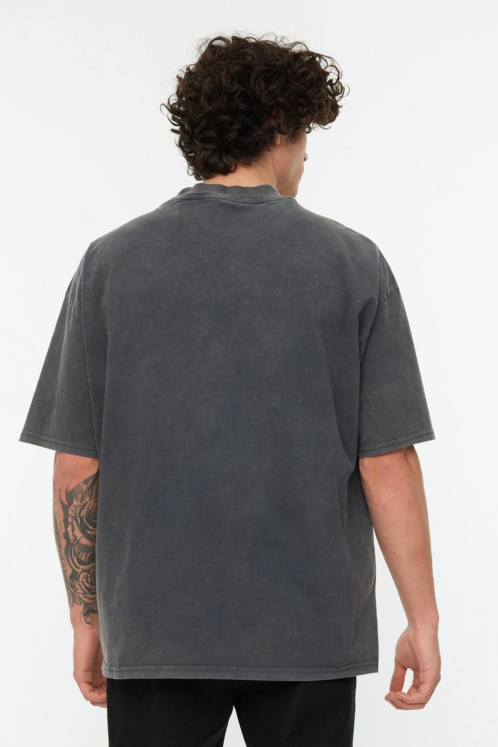 TRENDYOL MAN Antrasit Oversize/Genis Kesim Eskitme/Soluk Efekt %100 Pamuk T-Shirt TMNSS22TS0417 - Trendyolmilla фото 2