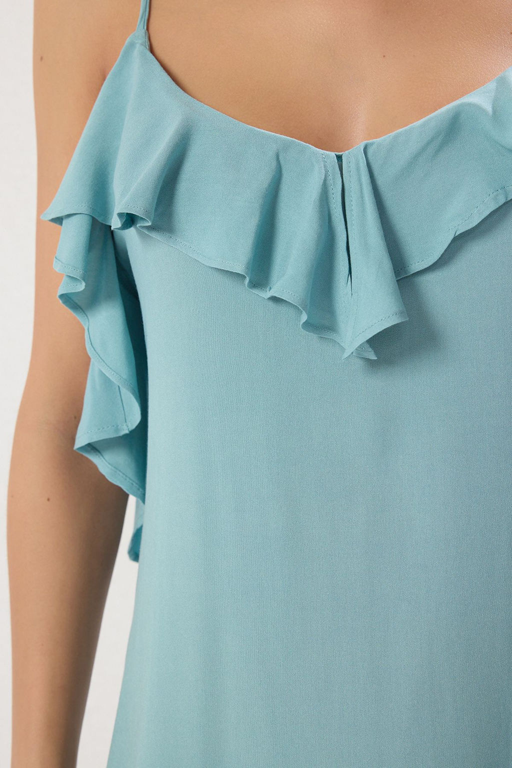 TRENDYOLMILLA Siyah Maxi Dokuma Volanl? Plaj Elbisesi TBESS19WY0004  фото 30