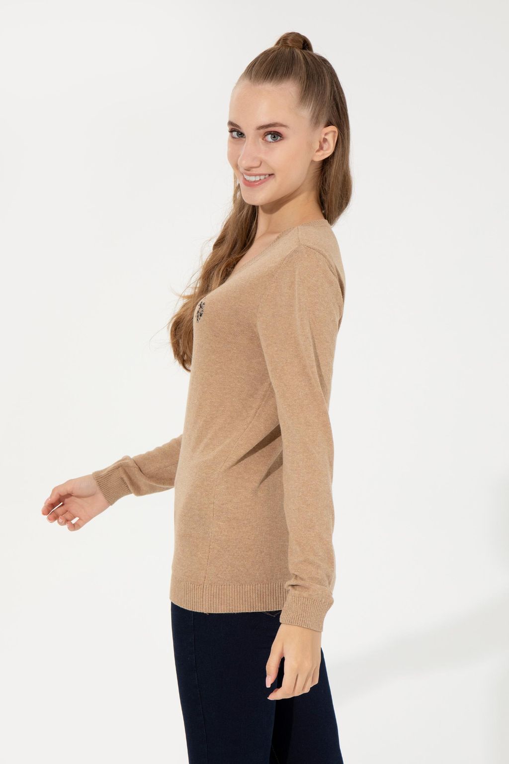 U. S. Polo Assn Женский базовый свитер светло-коричневого цвета с v-образным вырезом меланжевого цвета - U.s. polo assn фото 5
