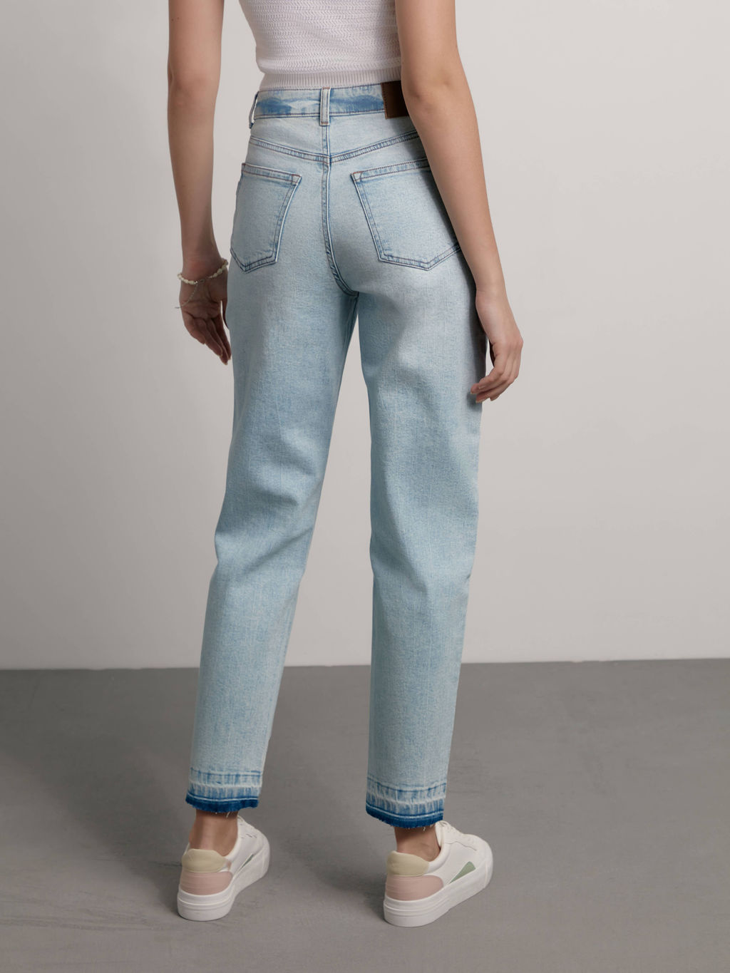 CONTE CON-583 Джинсы mom оксидной варки с необработанным краем light blue