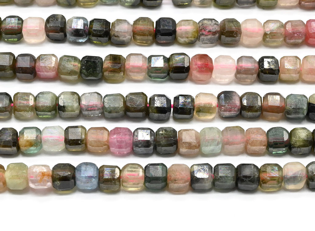 Бусины из турмалина кубик гр.5мм, 39см, 89 бусин Радуга камня