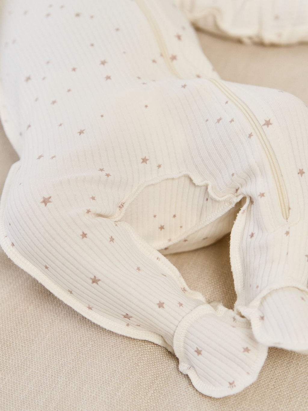 Слип с закрытой ножкой Бежевые звезды 0+ - Bungly фото 5