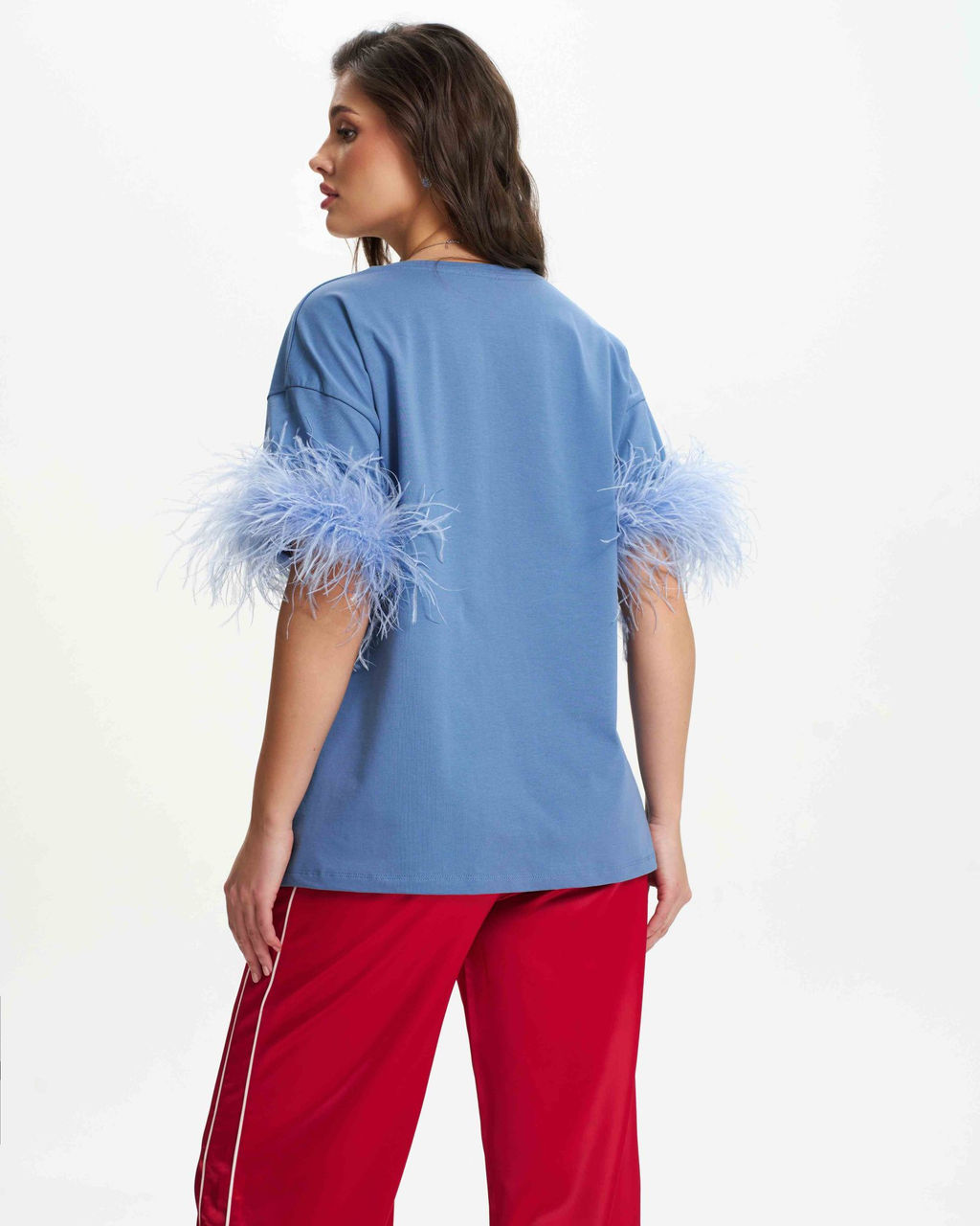 Футболка с перьями страуса