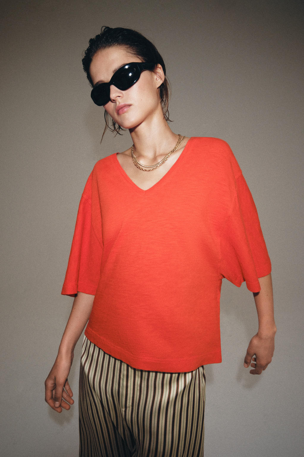 CAMISETA ESCOTE PICO / Coral