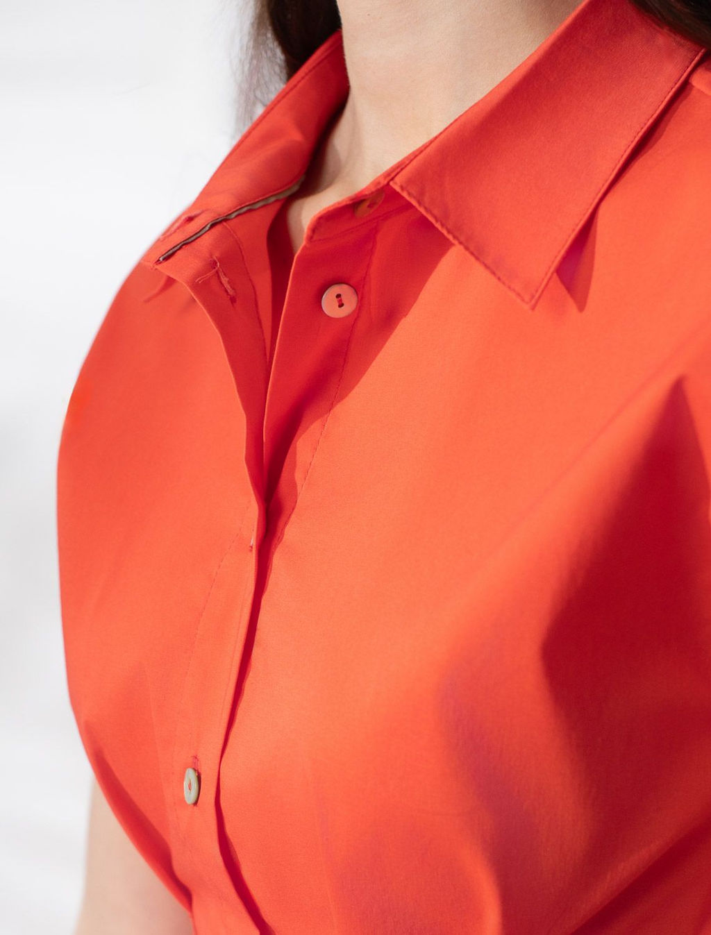 Блузка приталенного кроя с коротким рукавом из легкого хлопкового поплина - Vilatte фото 2