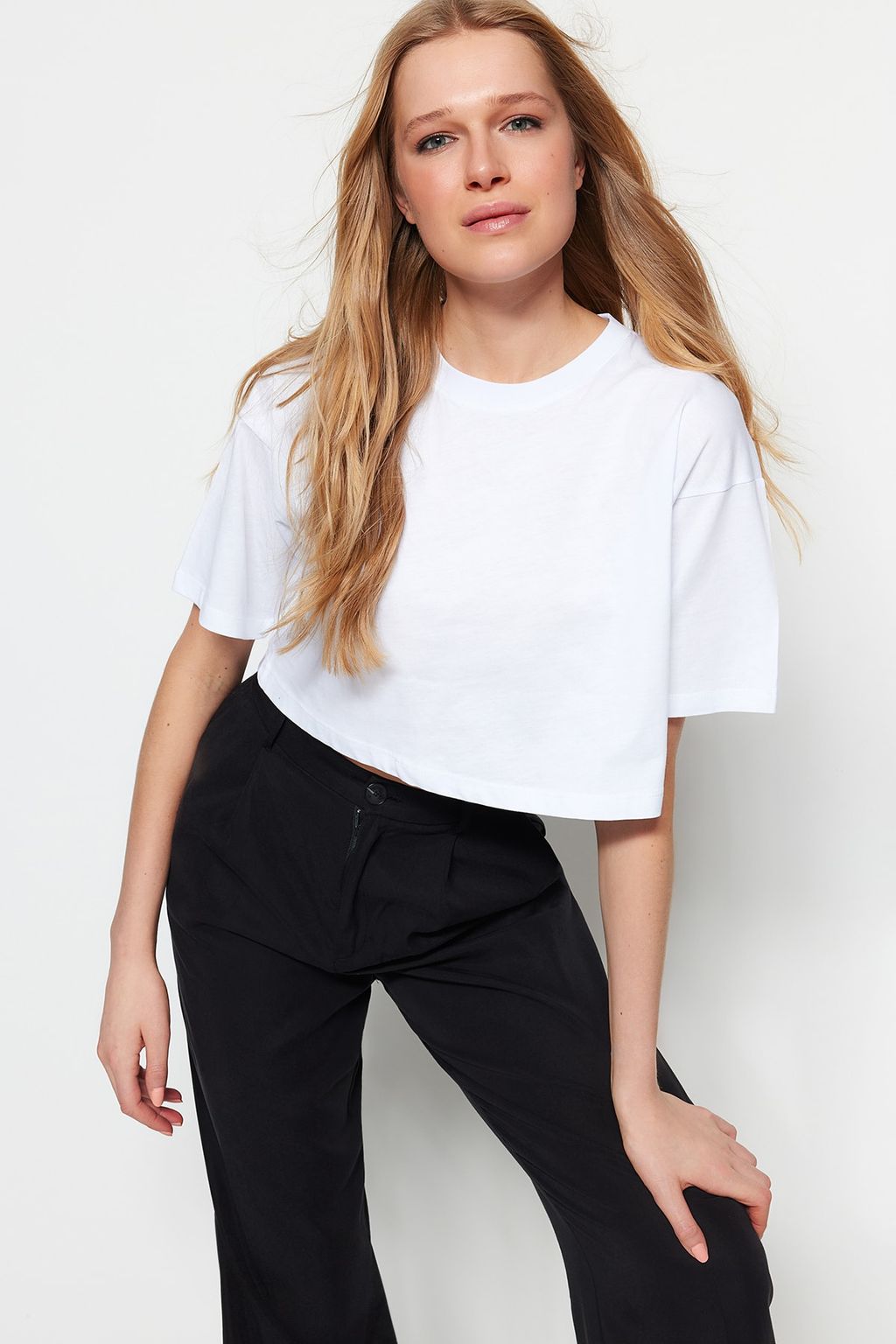 Beyaz %100 Kal?n Pamuklu Premium Crop Bisiklet Yaka Orme T-Shirt TWOSS23TS00038