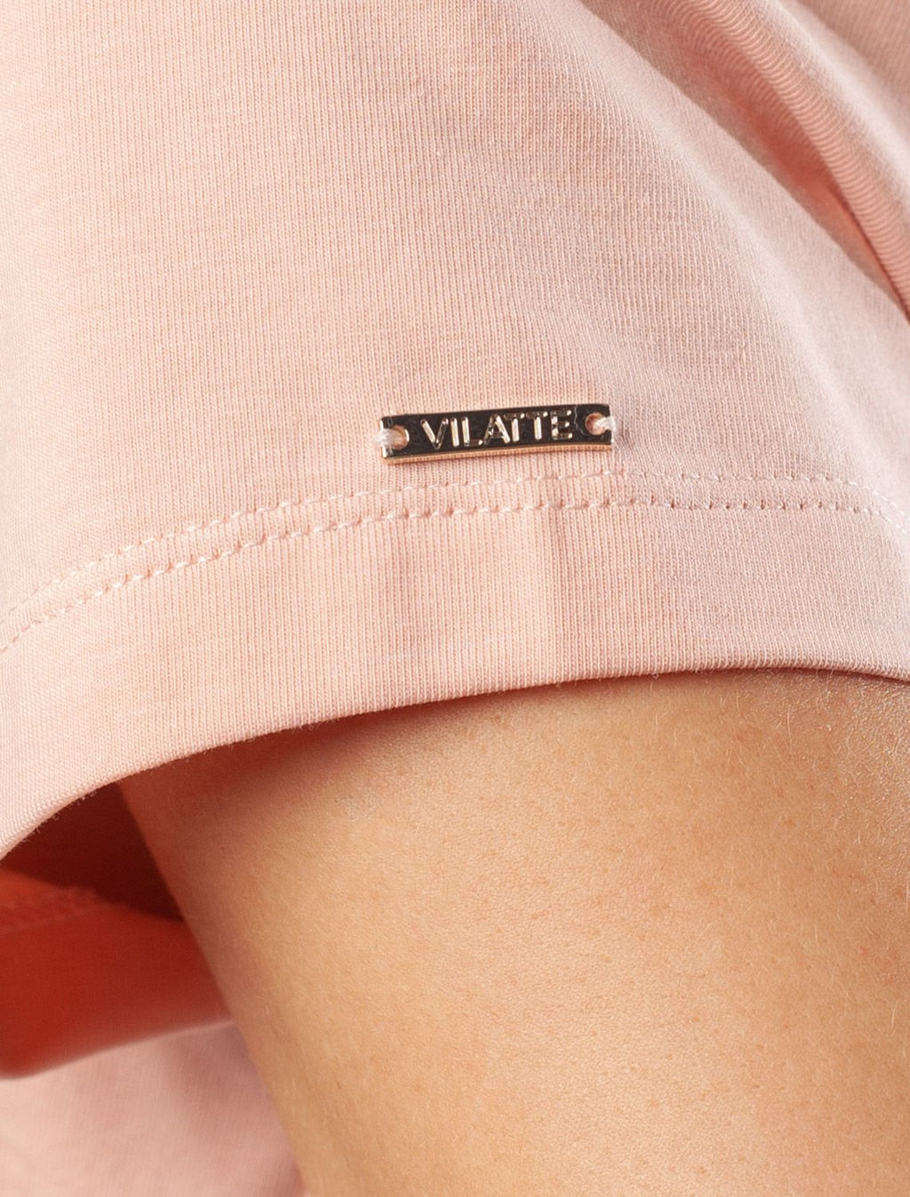 Футболка из премиального хлопка с V-образным вырезом